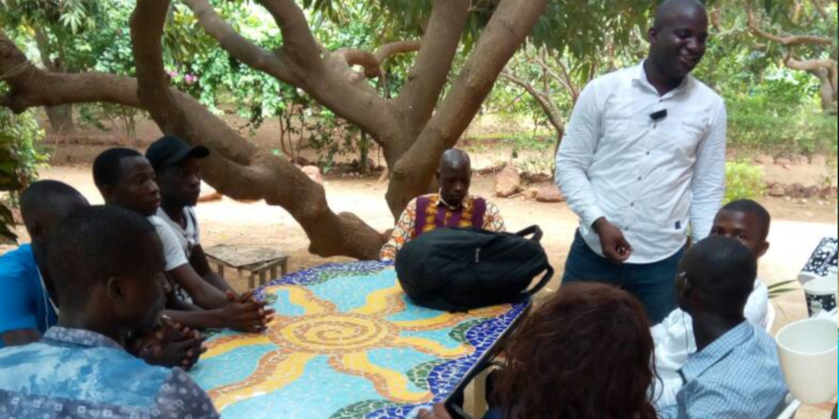 Etudiants autour de la table